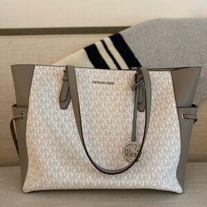 Michael Kors large bucket Bag white and dove grey